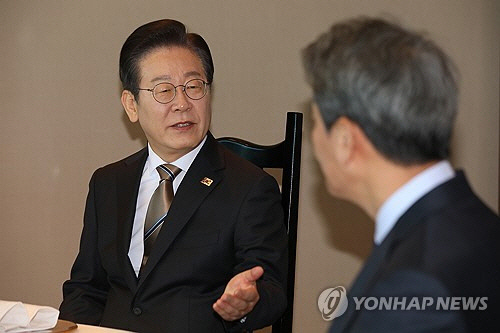 이재명(왼쪽) 더불어민주당 대표가 27일 서울 여의도의 한 음식점에서 열린 임종석 전 대통령비서실장과 오찬 회동에서 발언하고 있다. [국회사진기자단=연합뉴스]